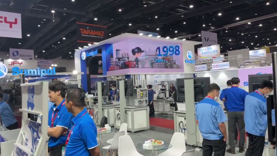 Animated character and miniature factory on Sumipol’s LED display above the exhibition booth.